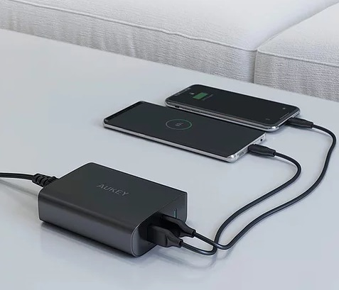 Сетевое зарядное устройство Aukey 60W, USB-A x2, USB-C x1. Цвет: черный